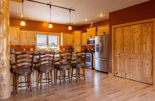 Wapiti House | AJ's Outpost- Family retreat, Mountain views, Great location