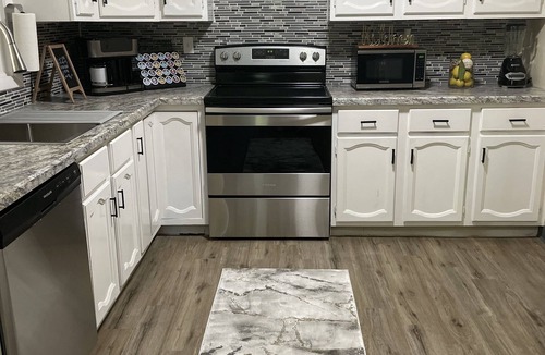 Eastside House | AJ's VILLA w/FREE PARKING