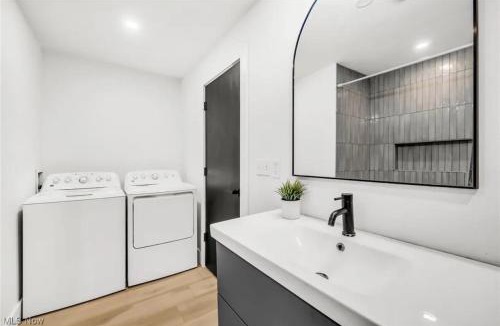 Highland Square House | Akron - 4BR Modern Home