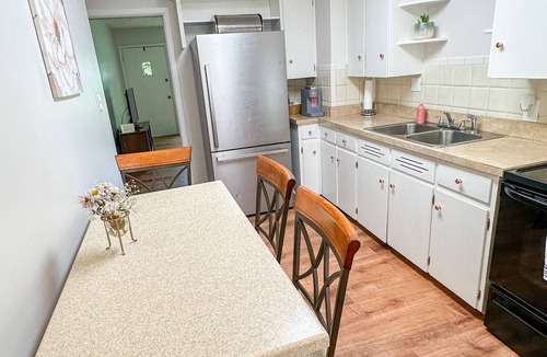 West Akron Apartment | Akron Abode - 2 pm Check In & Check Out