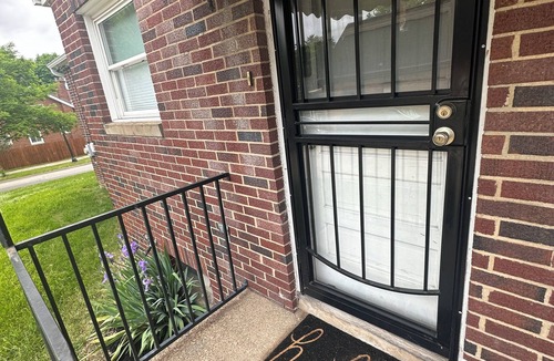 West Akron Apartment | Akron Abode - 2 pm Check In & Check Out