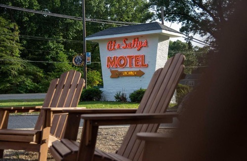 Town of Pines Hotel | Al & Sally's Motel