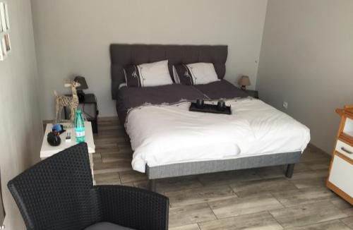 Chatillon-sur-Broue Bed & Breakfast | Alaguyauder le Studio