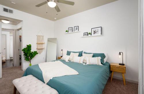 Terrell Heights Apartment | Alamo Chic King Bed Refreshing Office Desk w/Pool