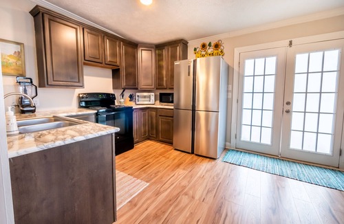 Historic Garderns House | Alamodome 5-Min Walk, Charming Oasis, Gated Parking, Fenced Yard