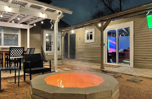 Northwest Los Angeles Heights House | Alamodome 6 mi, 5 BDRMS, Movie Rm, Pool, PS5, XBOX