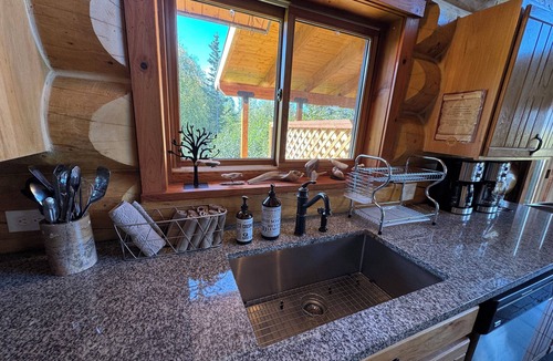Palmer House | Alaskan Lodge with Hot Tub