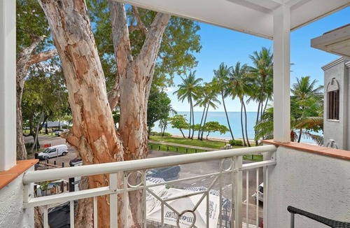 Palm Cove Apartment | Alassio Beachfront Spa Suite 302-2