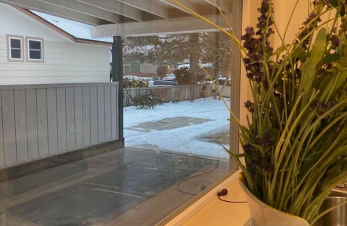 Tri-Cities House | Albany · Modern home w firepit & foosball