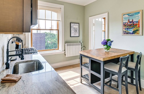 Albany Condo | Albany Vacation Rental w/State Capitol Views!