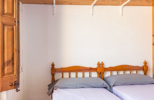 Salas de Pallars Apartment | Alberg La Solana - 13 - Double Room With Two Single Beds (2 Guests)