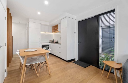 Albert Town Apartment | Albert Abode Summary: