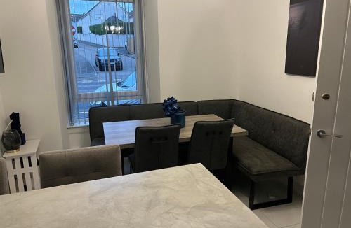 Airdrie Villa | Albert House