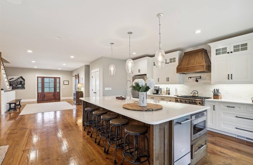 Stowe Hollow House | Alces Lodge: 5 br luxury new build, pond, firepit, a/c, 2 fireplaces, close to town
