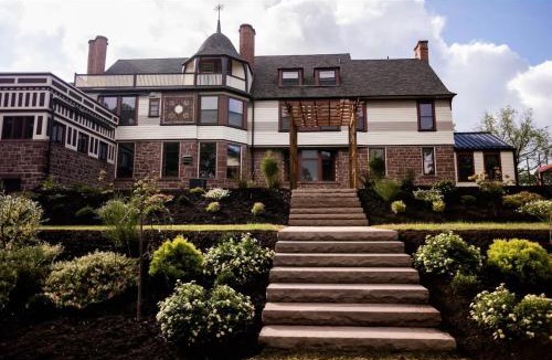 Lebanon - Pine Grove Bed & Breakfast | Alden Villa