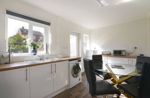 Arnold House | Alderton House - Spacious 3 Bed with Parking