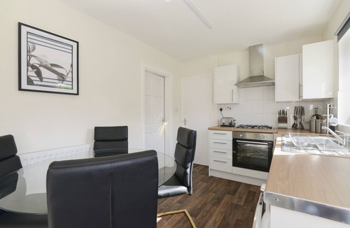 Arnold House | Alderton House - Spacious 3 Bed with Parking