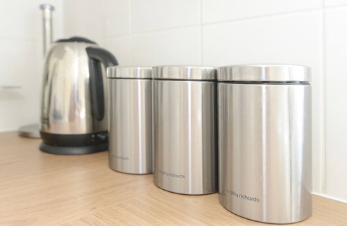 Arnold House | Alderton House - Spacious 3 Bed with Parking