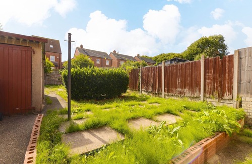 Arnold House | Alderton House - Spacious 3 Bed with Parking