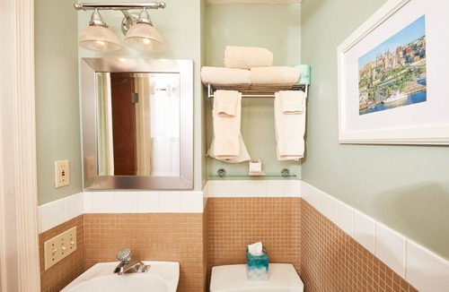 Gayborhood Hotel | Alexander Inn