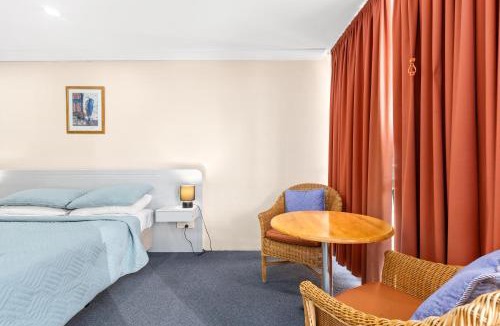 Warwick Hotel | Alexander Motel