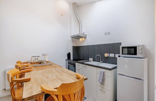 Ellesmere Cottage | Alexander Z - UK43586