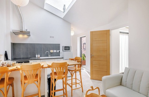 Ellesmere Cottage | Alexander Z - UK43586