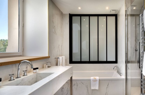 Mazieres-en-Gatine Hotel | Alexandra Palace - La Maison Younan