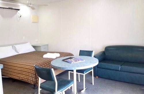 Alexandra Cabin | Alexandra Parklife. Studio 5