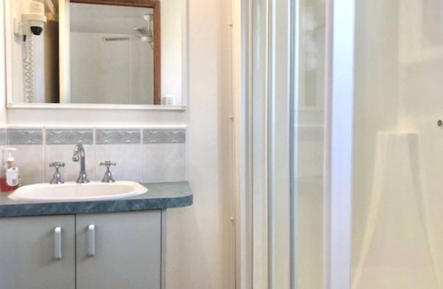 Alexandra Cabin | Alexandra Parklife. Studio 5