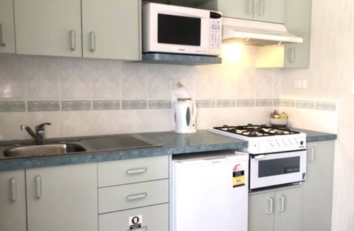 Alexandra Cabin | Alexandra Parklife. Studio 5