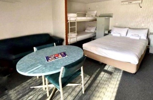 Alexandra Cabin | Alexandra Parklife Studio 3