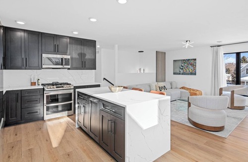 Minneapolis Apartment | Aleyeh suites Top floor unit3
