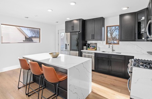 Minneapolis Apartment | Aleyeh suites Top floor unit3
