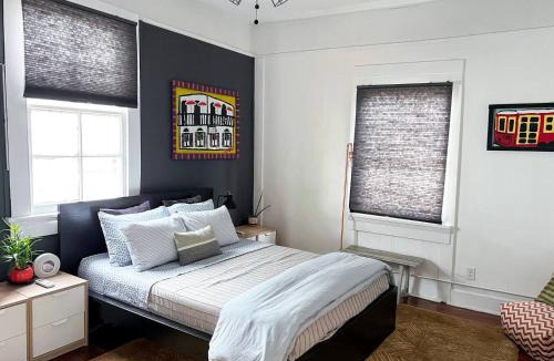 Algiers Point Hotel | Algiers duplex w full kitchen & streaming TVs