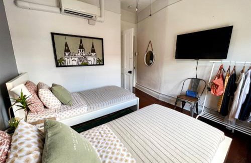 Algiers Point Hotel | Algiers duplex w full kitchen & streaming TVs