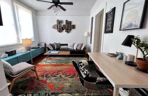 Algiers Point Hotel | Algiers duplex w full kitchen & streaming TVs