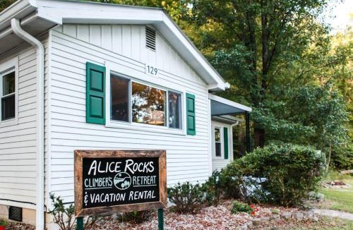 Frenchburg House | Alice Rocks - Pet Friendly, Firepit, WiFi
