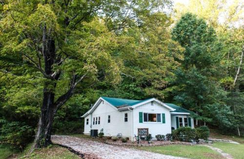 Frenchburg House | Alice Rocks - Pet Friendly, Firepit, WiFi