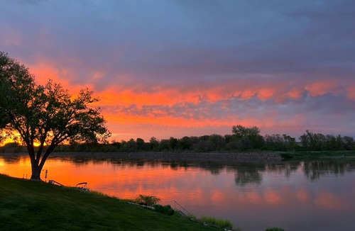 Dakota City House | Alien Point nRiverfront home for a relaxing getaway