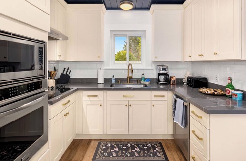 Alki House | Alki Beach Bungalow Walk to Beach & Dining