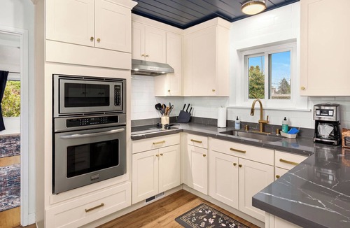 Alki House | Alki Beach Bungalow Walk to Beach & Dining