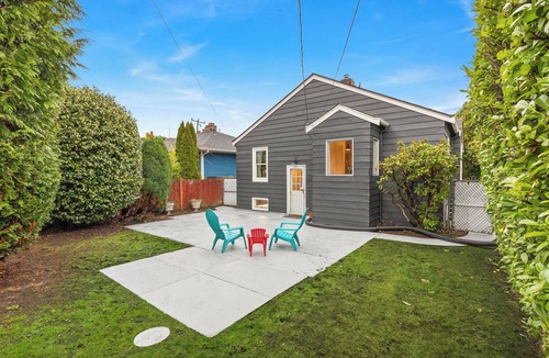 Alki House | Alki Beach Bungalow Walk to Beach & Dining