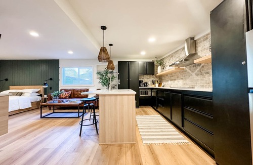 Alki Apartment | Alki Beach Courtyard Cabin