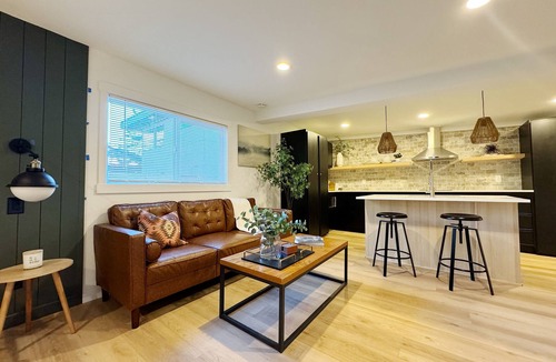Alki Apartment | Alki Beach Courtyard Cabin