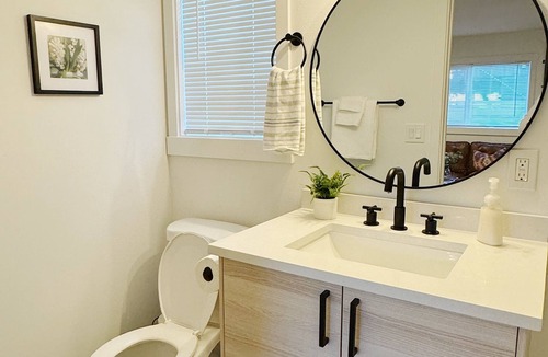 Alki Apartment | Alki Beach Courtyard Cabin