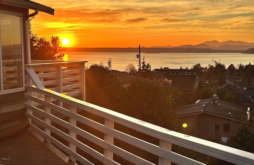 Alki House | Alki Sunset Views+Hot Tub/World Cup Stay