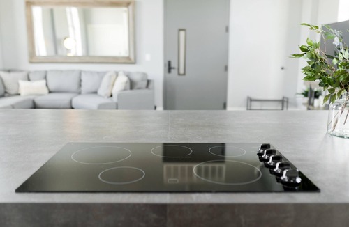 Logan Apartment | ALL 3 FLATS - 3 Luxury Suites, 3 Bathrooms, 5 Beds