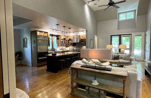 Union Pier House | ALL 5 STAR REVIEWS! Walk to beach, dining. Private Hot tub. Association pool!