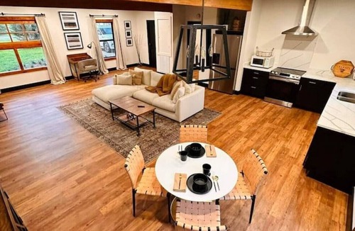 Perkinston House | All about the Buzz